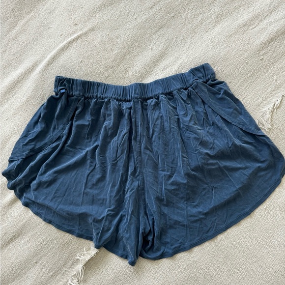 Lululemon Flow in Elegance Shorts. - Picture 6 of 7